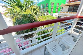 Central Studio with Balcony & Kitchen