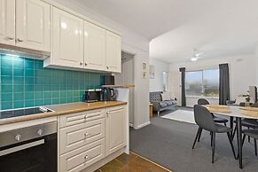Beachside 2-bed Apartment With Balcony Views