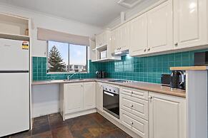 Beachside 2-bed Apartment With Balcony Views