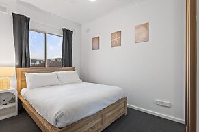 Beachside 2-bed Apartment With Balcony Views