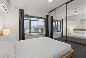 Beachside 2-bed Apartment With Balcony Views