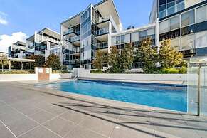 Spacious Lakefront Apartment With Pool Access