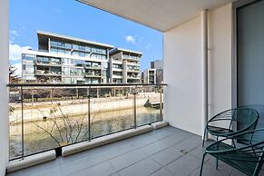 Spacious Lakefront Apartment With Pool Access