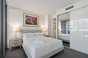 Spacious Lakefront Apartment With Pool Access