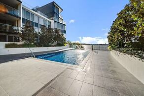 Spacious Lakefront Apartment With Pool Access
