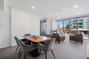 Spacious Lakefront Apartment With Pool Access