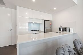 Spacious Lakefront Apartment With Pool Access