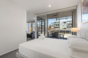 Spacious Lakefront Apartment With Pool Access