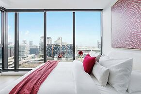A 2BR Apt With Harbour Views and Free Parking