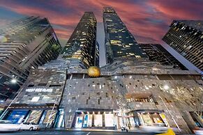 A Chic 2BR Apt With Panoramic Views, Free Parking