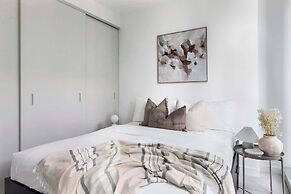 Chic 2BR Apt Opposite Southern Cross, City Views
