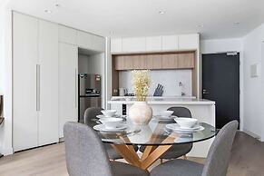 Chic 2BR Apt Opposite Southern Cross, City Views