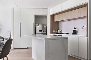 Chic 2BR Apt Opposite Southern Cross, City Views