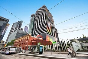 Cozy & Chic 2BR Apt Walk to Melbourne Central