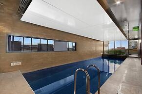 Chic Apartment by Southern Cross, Free Parking