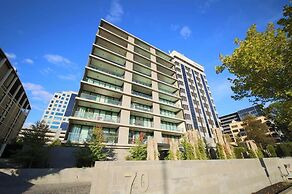 A Comfy Albert Park Apt Next to Grand Prix Circuit