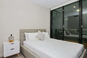 A Comfy Albert Park Apt Next to Grand Prix Circuit