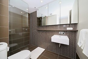 A Comfy Albert Park Apt Next to Grand Prix Circuit
