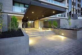 A Comfy Albert Park Apt Next to Grand Prix Circuit