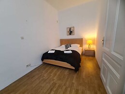 Chic 2BR Apt Downtown Long Stay