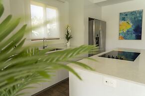 7 Guests 2 BR Private Jacuzzi Shared Pool