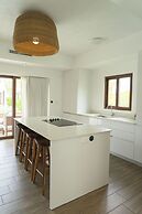 7 Guests 2 BR Private Jacuzzi Shared Pool