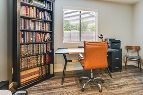 Pool Access! Suburban Home 11 Mi to Dtwn Gilbert