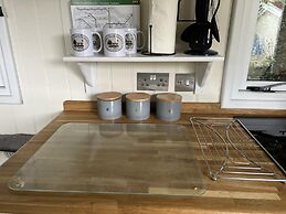 Duck House - 1 Bed Shepherds Hut - Gower