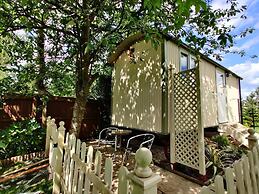 Duck House - 1 Bed Shepherds Hut - Gower