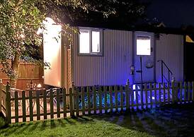 Duck House - 1 Bed Shepherds Hut - Gower