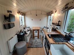Duck House - 1 Bed Shepherds Hut - Gower