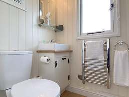 Duck House - 1 Bed Shepherds Hut - Gower