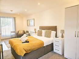 Churchill Studio - 1 Bedroom Studio - Uplands