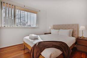 Restful Canberra Retreat in Spacious Terrace Home