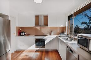 Restful Canberra Retreat in Spacious Terrace Home