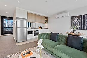 2-bed Inner-city Pad With Pool,