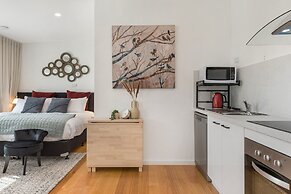 Comfy Studio With Shared Backyard Near Racecourse