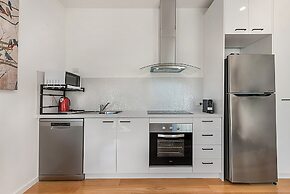 Comfy Studio With Shared Backyard Near Racecourse