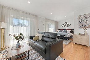 Comfy Studio With Shared Backyard Near Racecourse