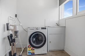 3-bed Campbelltown Stay With Private Balcony
