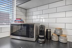 3-bed Campbelltown Stay With Private Balcony