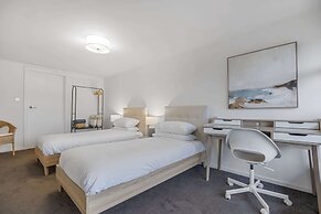 3-bed Campbelltown Stay With Private Balcony