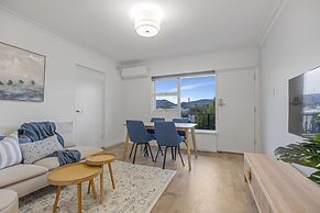 3-bed Campbelltown Stay With Private Balcony