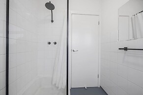 3-bed Campbelltown Stay With Private Balcony