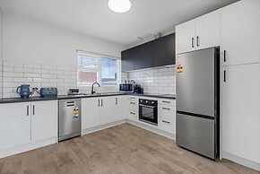 3-bed Campbelltown Stay With Private Balcony