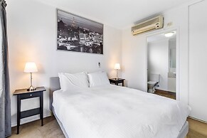 Chic 2-bed Apartment Near Albert Park
