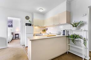 Chic 2-bed Apartment Near Albert Park