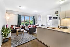 Chic 2-bed Apartment Near Albert Park
