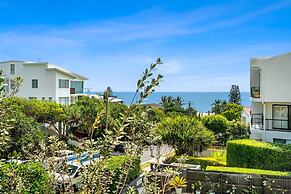 2-bed Coastal Haven With Pool by Sunshine Beach
