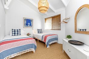 2-bed Coastal Haven With Pool by Sunshine Beach